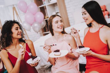 Pasta beyaz tabak içinde. Kutluyor kadınlar günü. Duygusal kadın. Neşeli kadın. Güzel kız. Kadının duygu. Şampanya elinde. Pasta Uluslararası arkadaşlarıyla. Beyaz iç. Kadınlar günün kutlu olsun