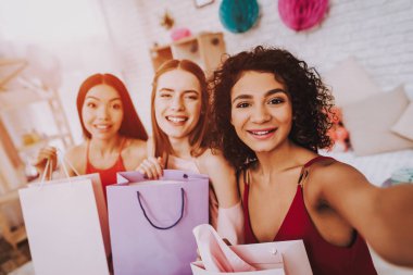 Kutluyor kadınlar günü. Kırmızı elbise. Selfies olun. Duygusal kadın. Mutlu bir kadın. Pasport çanta. Üç Uluslararası kız. Beyaz iç. Renk paketleri. Güzel kız. Kadının duygu. Üç renk çanta.