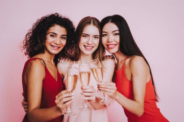 Pembe ve kırmızı elbiseler. Pembe bir arka plan. Kadın Day.Three duygusal kadın kutluyor. Mutlu bir kadın. Bardak şampanya. Uluslararası parti. Güzel kadın. Kadının duygu. Şampanya ile kız.