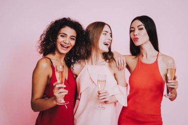 Pembe ve kırmızı elbiseler. Pembe bir arka plan. Kadın Day.Three duygusal kadın kutluyor. Mutlu bir kadın. Mutlu duygular. Uluslararası parti. Güzel kadın. Kadının duygu. Şampanya ile kız.