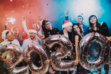 Yeni yıl kutlama Baloons gülümseyen insanlarla. Yeni yıl kutlama. Elbiseli Genç kadın. Takım elbiseli Genç adam. Santa Claus Cap. Gri Baloons insanlarla. Yeni Yılınız Kutlu Olsun. İnsanlar iyi eğlenceler.