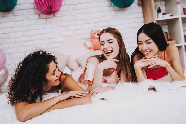 Kız Yatakta Yatıyordu Kutluyor Kadınlar Günü Duygusal Kadın Güzel Kız — Stok fotoğraf