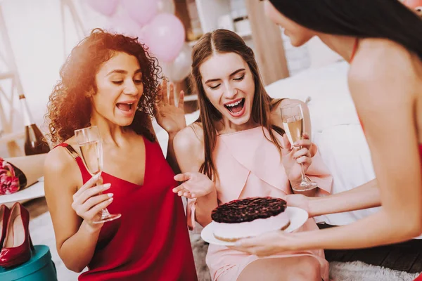 Bolo Champanhe Celebrando Dia Mulher Mulheres Emocionais Mulheres Alegres Menina — Fotografia de Stock