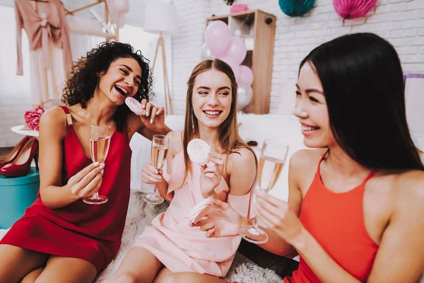Glasögon Champagne Fira Kvinnodagen Känslomässiga Kvinnor Glada Kvinnor Vacker Flicka — Stockfoto