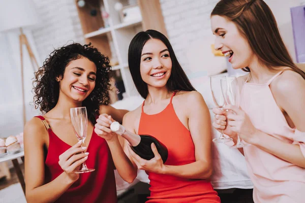 Glas Och Flaska Champagne Fira Kvinnodagen Känslomässiga Kvinnor Glada Kvinnor — Stockfoto