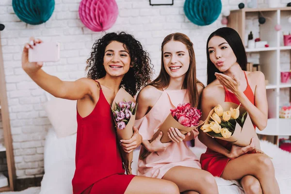 Fais Selfie Copines Avec Des Fleurs Célébrons Journée Femme Les — Photo