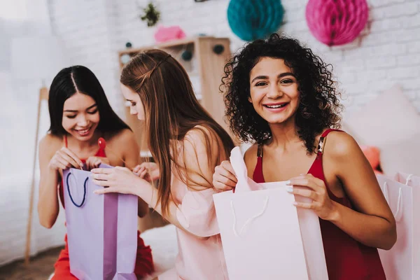 Frauentag Rotes Kleid Rosa Hintergrund Emotionale Frauen Glückliche Frau Geschenktüte — Stockfoto