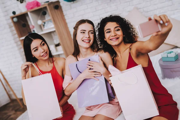 Celebrando Día Mujer Vestido Rojo Haz Selfies Mujeres Emocionales Mujer — Foto de Stock