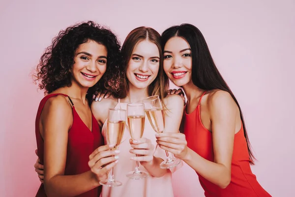 Vestidos Rosa Vermelho Fundo Rosa Celebrando Dia Mulher Três Mulheres — Fotografia de Stock