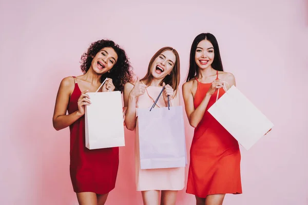 粉红色和红色的礼服 粉红色背景 庆祝妇女节 三情绪女性 快乐的女人 礼品盒 摆架子袋 国际党 美丽的女人 女人的感情 — 图库照片