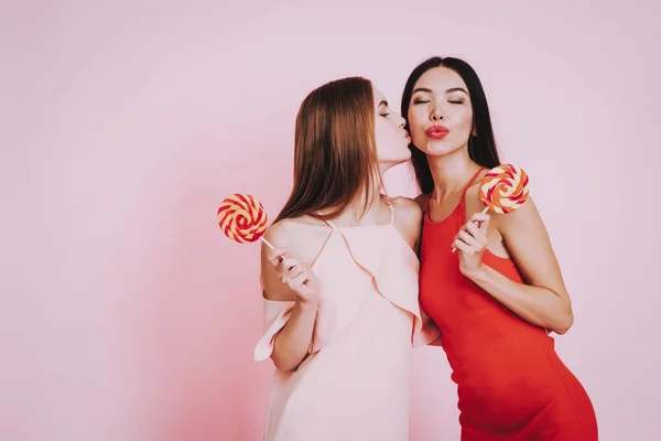 Φιλιά Μια Άλλη Γυναίκα Ροζ Φόντο Ημέρα Εορτασμού Της Γυναίκας — Φωτογραφία Αρχείου