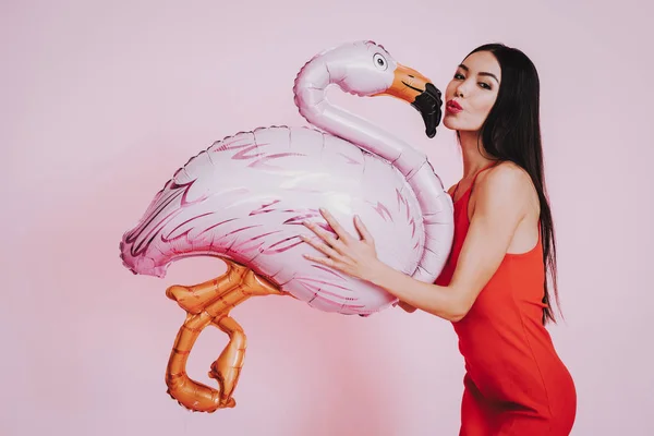 Meisje Rode Jurk Ballon Roze Flamingo Roze Achtergrond Vieren Vrouwendag — Stockfoto