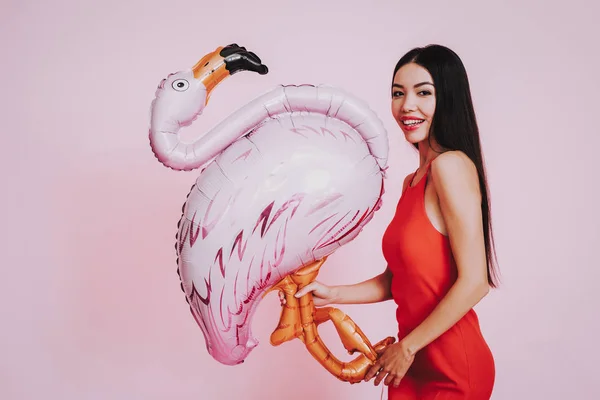 Meisje Rode Jurk Ballon Roze Flamingo Roze Achtergrond Vieren Vrouwendag — Stockfoto