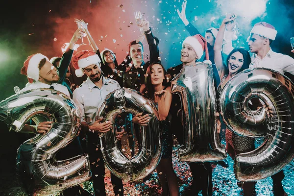 Gente Sonriente Con Globos Celebrando Año Nuevo Celebrando Año Nuevo —  Fotos de Stock