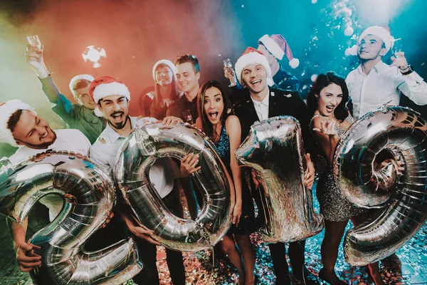 Pessoas Sorridentes Com Balões Celebrando Ano Novo Celebração Ano Novo — Fotografia de Stock