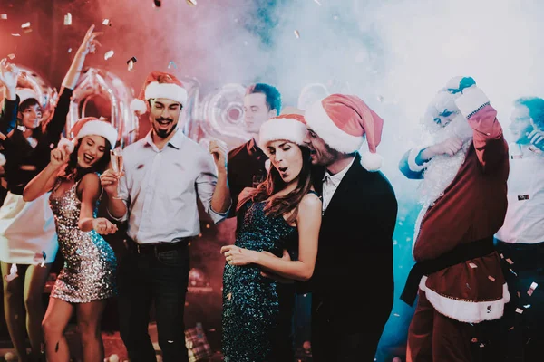 Jóvenes Felices Bailando Fiesta Año Nuevo Feliz Año Nuevo Gente —  Fotos de Stock