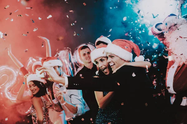 Gente Feliz Tomando Selfie Fiesta Año Nuevo Feliz Año Nuevo — Foto de Stock