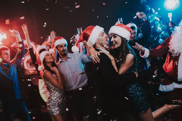 Jovens Felizes Dançando Festa Ano Novo Feliz Ano Novo Pessoas — Fotografia de Stock