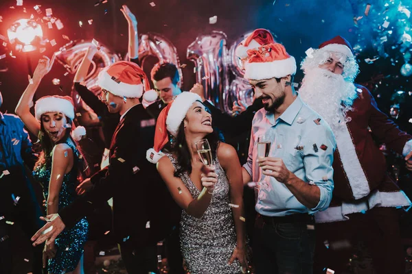 Счастливая Молодежь Танцует Новогодней Вечеринке Санта Клаус Люди Красных Шапочках — стоковое фото