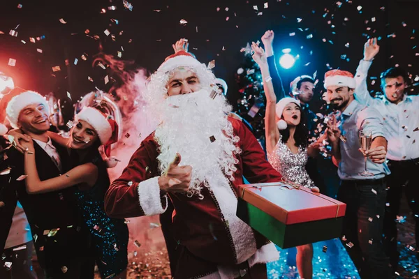 Человек Костюме Санта Клауса Новогодней Вечеринке Новым Годом Люди Веселятся — стоковое фото