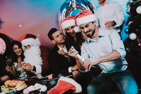 Homem Barbudo Rad Cap Abrindo Garrafa Champanhe Fantasia Pai Natal — Fotografia de Stock