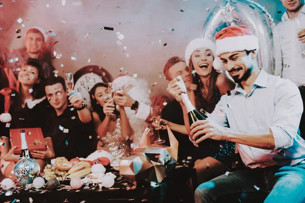 Skäggig Man Rad Cap Öppnandet Flaska Champagne Santa Claus Costume — Stockfoto