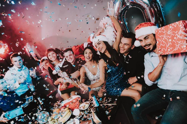 Jovens Felizes Comemorando Ano Novo Mesa Fantasia Pai Natal Pessoas — Fotografia de Stock
