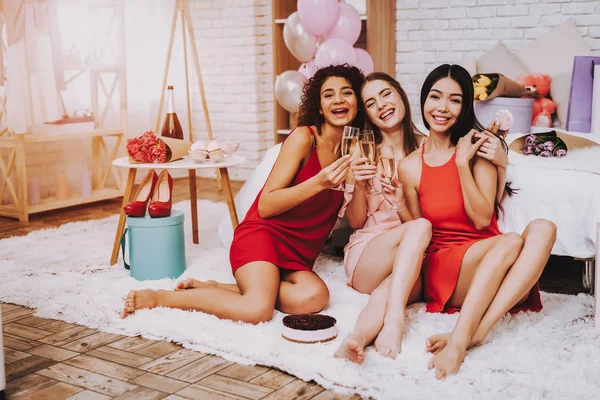 Бокалы Шампанского Празднование Женского Дня Эмоциональные Женщины Весёлые Женщины Красивая — стоковое фото