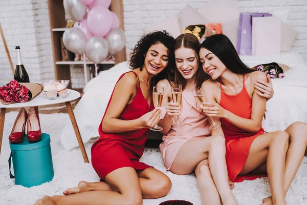 Taças Champanhe Celebrando Dia Mulher Mulheres Emocionais Mulheres Alegres Menina — Fotografia de Stock