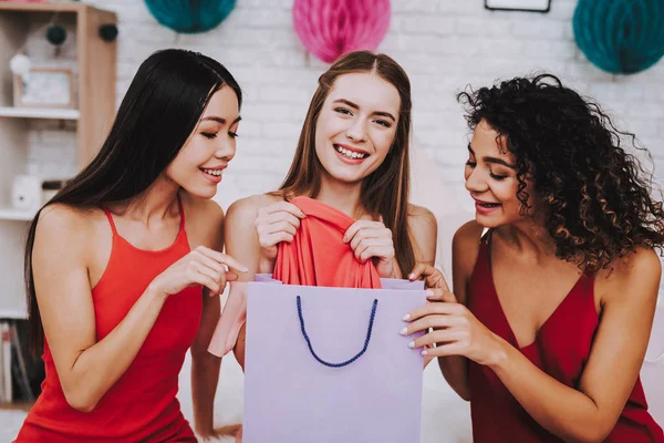 Celebrando Día Mujer Vestido Rojo Fondo Blanco Mujeres Emocionales Mujer — Foto de Stock