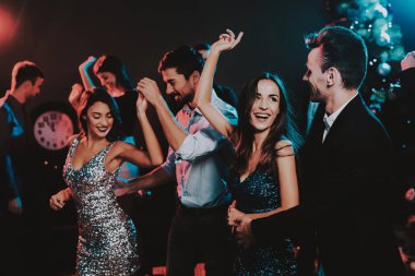 Yeni yıl partisi üzerinde dans mutlu gençler. Yeni Yılınız Kutlu Olsun. İnsanlar iyi eğlenceler. Kapalı parti. Yeni yıl kutlama. Elbiseli Genç kadın. Takım elbiseli Genç adam. Mutlu insanlar. Modern dansları.