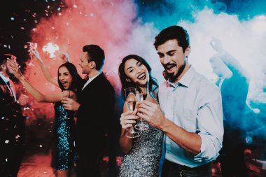 Yeni yıl partisi üzerinde dans mutlu gençler. Mutlu yeni yıl kavramı. Bir bardak şampanya. Yeni yıl kutlama. Elbiseli Genç kadın. Takım elbiseli Genç adam. Mutlu insanlar. Modern dansları.