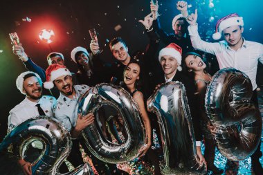 Yeni yıl kutlama Baloons gülümseyen insanlarla. Yeni yıl kutlama. Elbiseli Genç kadın. Takım elbiseli Genç adam. Santa Claus Cap. Gri Baloons insanlarla. Yeni Yılınız Kutlu Olsun. İnsanlar iyi eğlenceler.