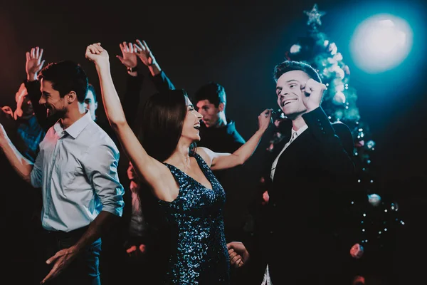 Щасливі Молоді Люди Танцюють Новорічній Вечірці Новим Роком Люди Отримують — стокове фото
