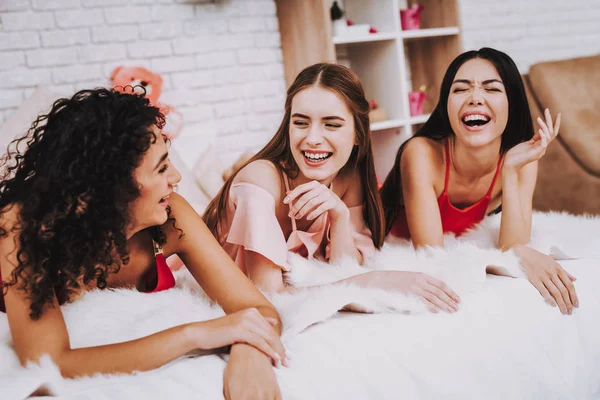 Mädchen Bett Liegend Frauentag Emotionale Frauen Schönes Mädchen Freundinnen Treffen — Stockfoto