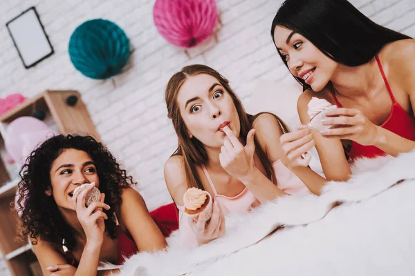 Chica Acostada Cama Celebrando Día Mujer Mujeres Emocionales Cama Cuadros —  Fotos de Stock