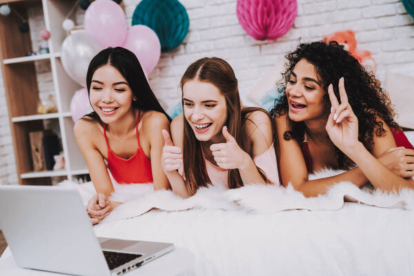 Девушка лежит на кровати. Празднование женского дня. Эмоциональные женщины. Кровать с белой клеткой. Говори на ноутбуке. Международные женщины. С Днем женщин. Улыбающиеся женщины в постели. Счастливое лицо. Улыбающиеся девушки с ноутбуком
.