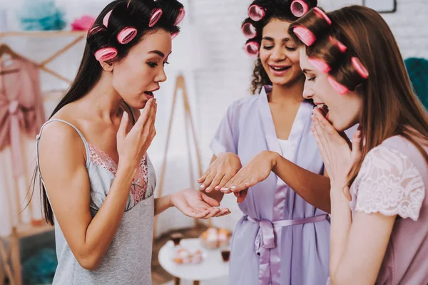 Celebrando Día Mujer Mujeres Emocionales Interior Blanco Mujeres Internacionales Feliz —  Fotos de Stock