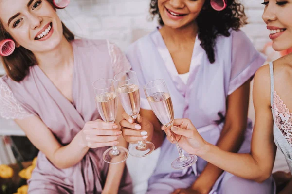 Celebrando Día Mujer Mujeres Emocionales Mirando Manicura Chicas Internacionales Feliz —  Fotos de Stock