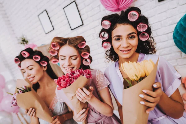 Freundinnen Mit Blumen Frauentag Emotionale Frauen Fröhliche Frauen Schönes Mädchen — Stockfoto