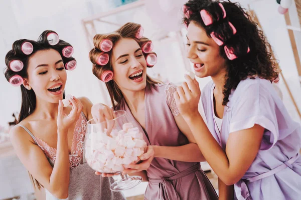 Κορίτσια Marshmallows Βάζο Ημέρα Εορτασμού Της Γυναίκας Συναισθηματικές Γυναίκες Χαρούμενα — Φωτογραφία Αρχείου