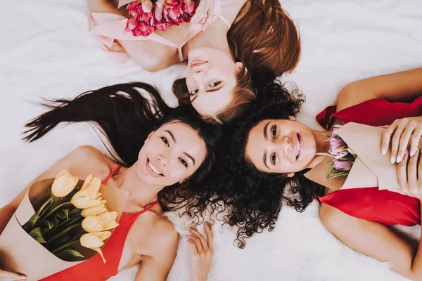 Glückliche Mädchen Mit Blumen Frauentag Emotionale Frauen Fröhliche Frauen Schönes — Stockfoto