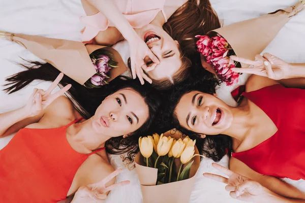 Freundinnen Mit Blumen Frauentag Emotionale Frauen Fröhliche Frauen Schönes Mädchen — Stockfoto