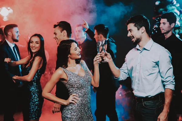 Jóvenes Felices Bailando Fiesta Año Nuevo Feliz Año Nuevo Concepto —  Fotos de Stock