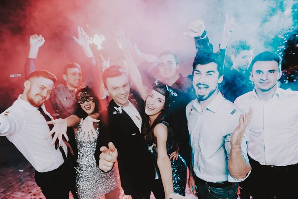 Gente Sonriente Celebrando Año Nuevo Fiesta Feliz Año Nuevo Gente — Foto de Stock