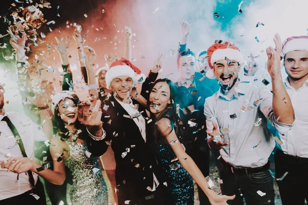 Pessoas Santa Claus Cap Comemorando Ano Novo Feliz Ano Novo — Fotografia de Stock