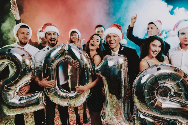 Gente Sonriente Con Globos Celebrando Año Nuevo Celebrando Año Nuevo —  Fotos de Stock