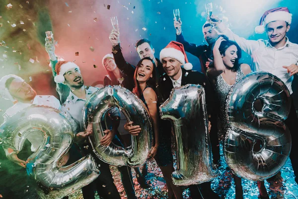 Pessoas Sorridentes Com Balões Celebrando Ano Novo Celebração Ano Novo — Fotografia de Stock