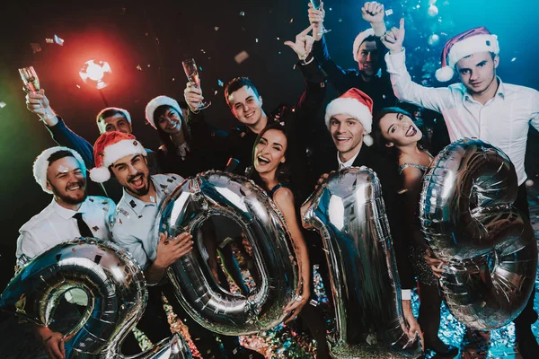 Gente Sonriente Con Globos Celebrando Año Nuevo Celebrando Año Nuevo —  Fotos de Stock