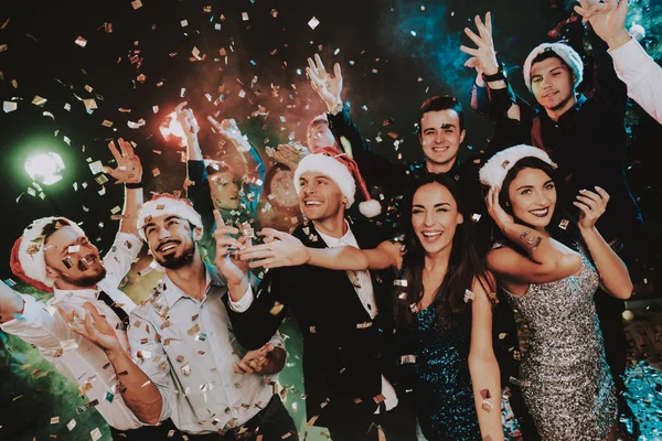 Menschen Mit Weihnachtsmannmütze Feiern Neujahr Frohes Neues Jahr Die Leute — Stockfoto